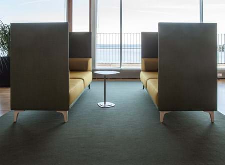 løst tæppe i filt på kontor